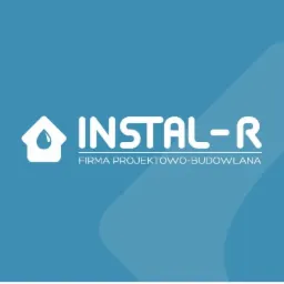 Logo firmy INSTAL-R, specjalizującej się w projektowaniu i budowie instalacji, z symbolem domu z kroplą w środku na błękitnym tle.