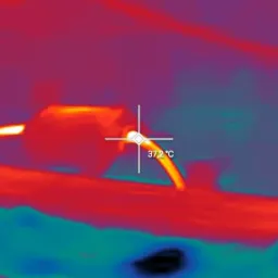 Termowizyjne zdjęcie przewodu elektrycznego wskazujące temperaturę 37,2°C, z wyraźnie widocznym ciepłem w obszarze złącza.