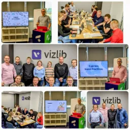 Grupa osób uczestniczy w szkoleniu z zakresu Cypress Good Practices, z prelegentem prezentującym na tle logo Vizlib, a uczestnicy pracują na laptopach, widać także zdjęcie grupowe uczestników...