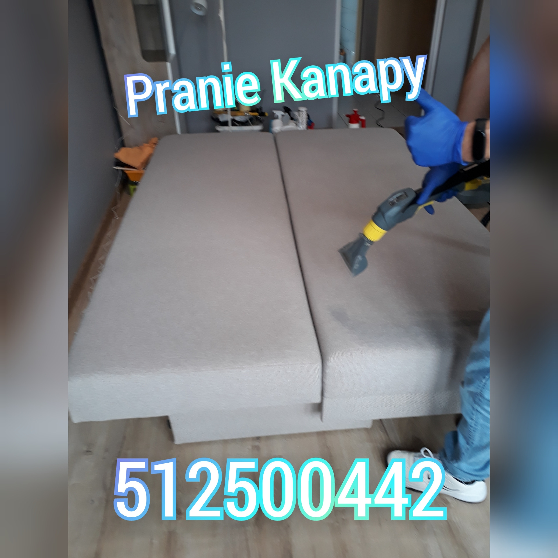 Dwuosobowa kanapa modułowa czyszczona parowo przez osobę w niebieskich rękawicach ochronnych, widoczny fragment jeansów i białego buta, napis 'Pranie Kanapy' oraz numer telefonu nałożone na zdjęcie.