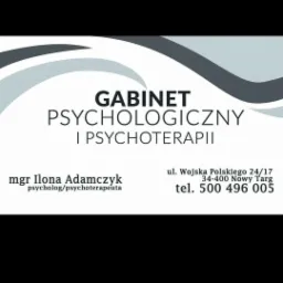 Wizytówka gabinetu psychologicznego i psychoterapii mgr Ilony Adamczyk z adresem i numerem telefonu w Nowym Targu, ozdobiona abstrakcyjnymi szarymi falami.