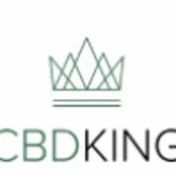Logo firmy CBDKING z minimalistyczną grafiką korony w odcieniach zieleni na białym tle.