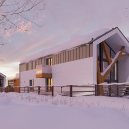 Zimowa sceneria nowoczesnej stodoły pod Warszawą