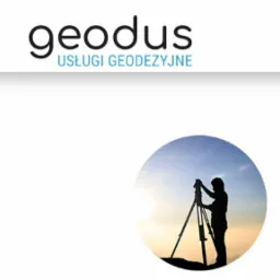 Logo firmy geodezyjnej 'geodus' z sylwetką geodety pracującego na statywie na tle wschodzącego słońca, umieszczoną w okręgu.