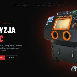 Piotr Krawczyk - Piaskarka Raptor Blasting na stronie internetowej. Urządzenie do obróbki strumieniowo-ściernej, z pomarańczowymi akcentami, widoczne logo i hasło 'Precyzja & Moc'.