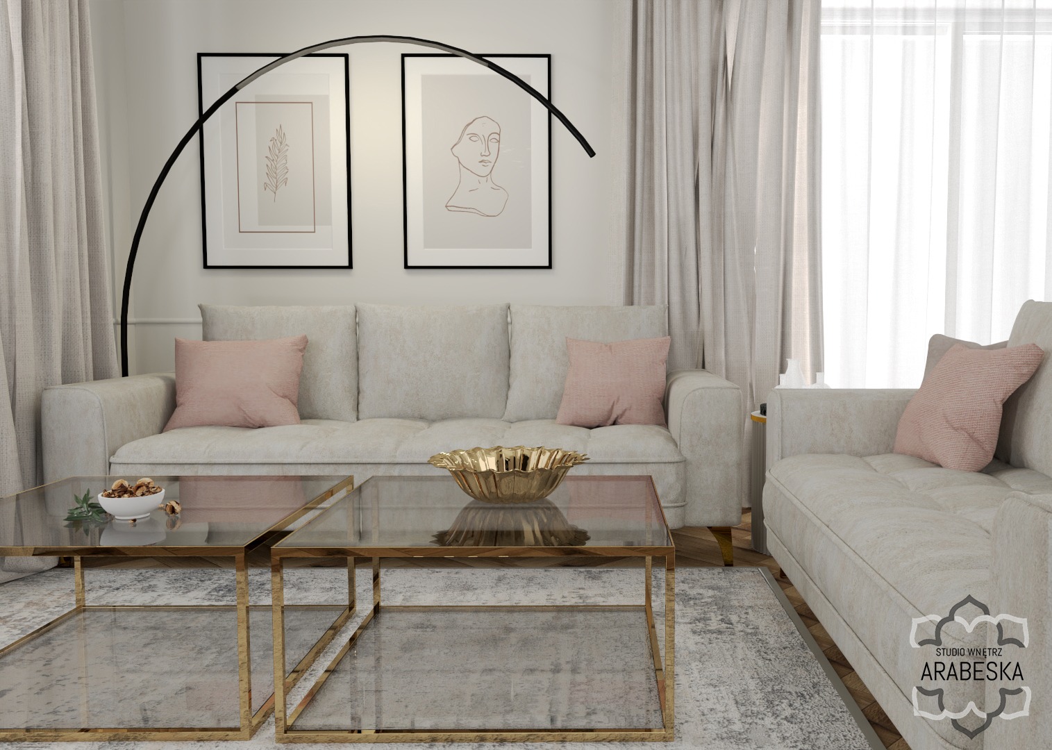 Eleganckie wnętrze salonu w Toruniu z beżową sofą, szklanymi stolikami kawowymi ze złotymi ramami, dekoracyjną lampą łukową i dwoma obrazami na ścianie, całość utrzymana w jasnej, stonowanej...