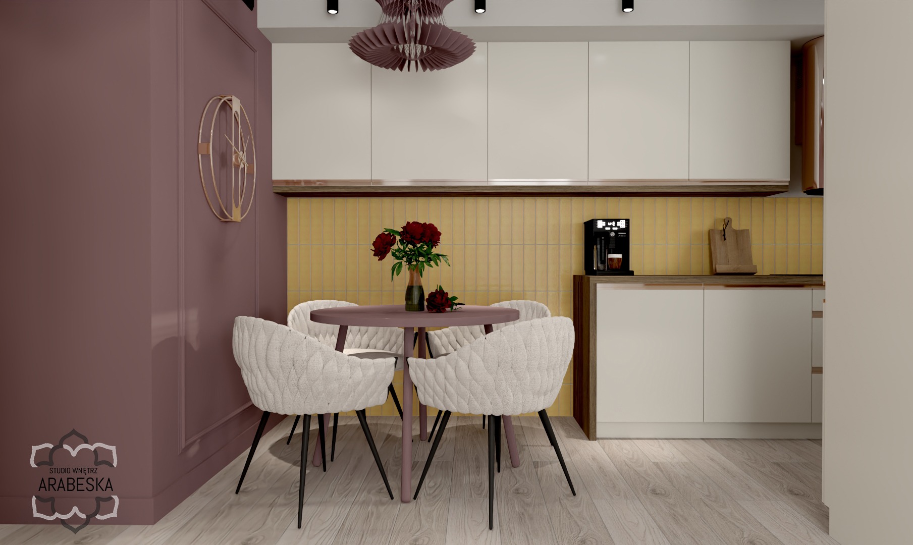 Wizualizacja jadalni w mieszkaniu z okrągłym stołem, krzesłami tapicerowanymi i dekoracyjną lampą nad stołem, na ścianie złoty zegar, w tle zabudowa kuchenna z żółtymi płytkami.