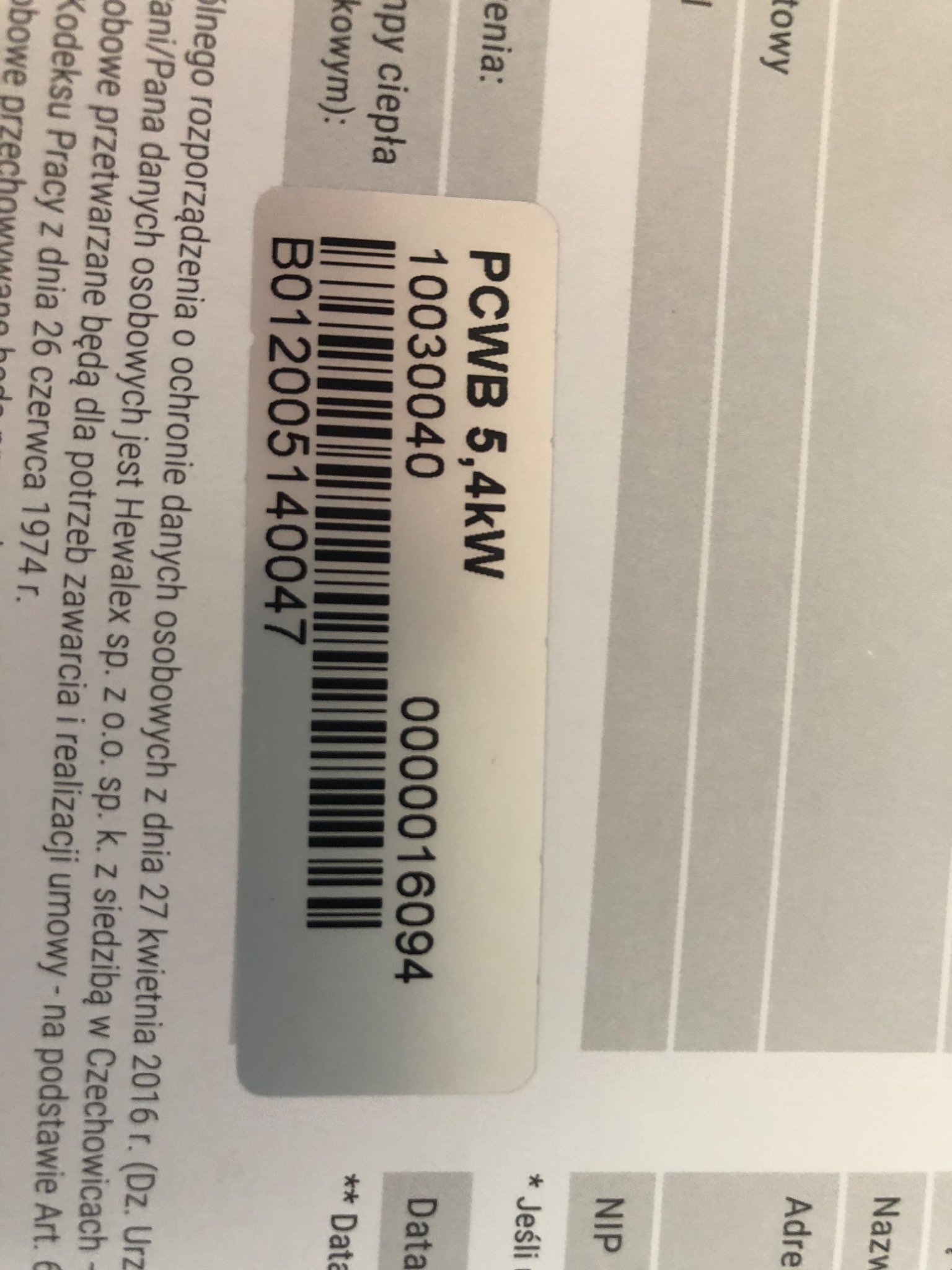 Etykieta z kodem kreskowym i danymi technicznymi pompy ciepła PCWB 5,4kW, zawierająca numer seryjny B012005140047 i inne identyfikatory, umieszczona na dokumencie z informacjami o ochronie danych...