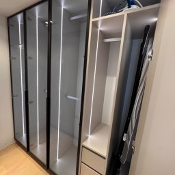 RSIFurniture - Nowoczesna szafa wnękowa z przeszklonymi drzwiami i oświetleniem LED, zintegrowana z częścią gospodarczą na deskę do prasowania i żelazko.