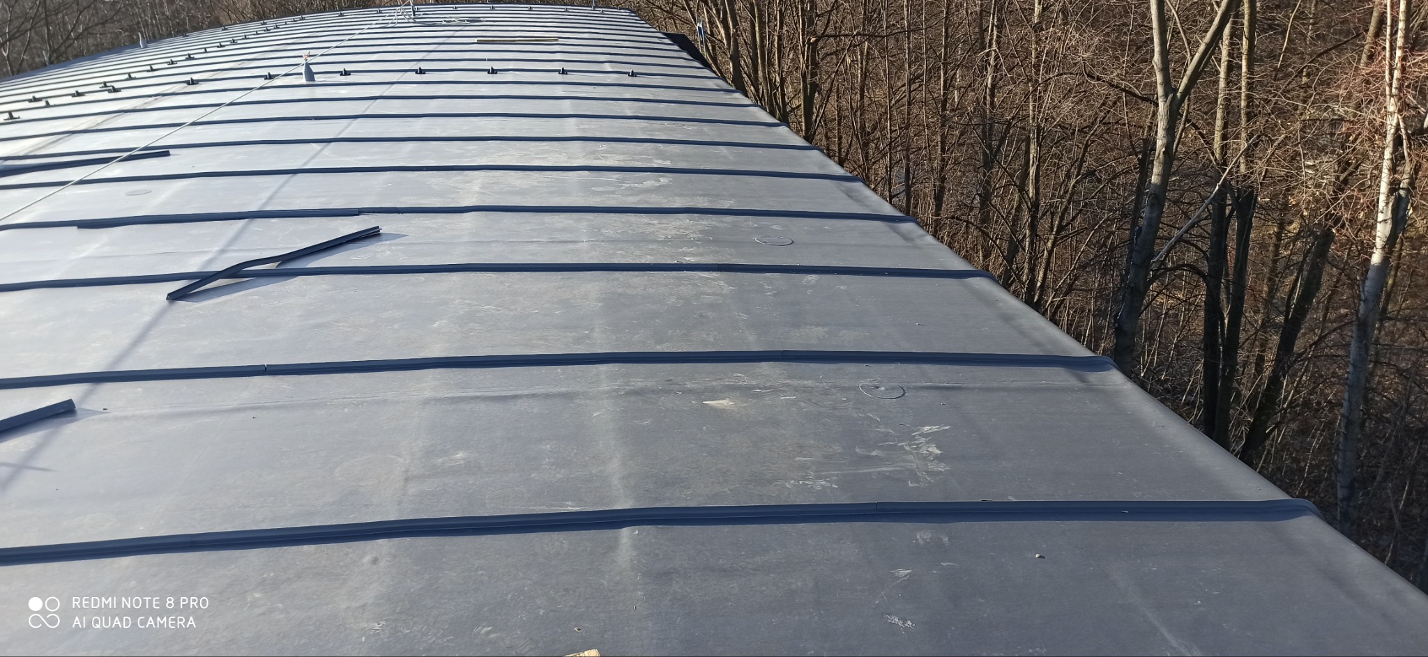 praca na membranie Pcv sika oraz grzanie ozdobnych pasków imitujących blachę