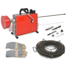 Czerwona maszyna do udrażniania rur z korbą, spiralą w koszu, zestawem końcówek i parą roboczych rękawic na białym tle.