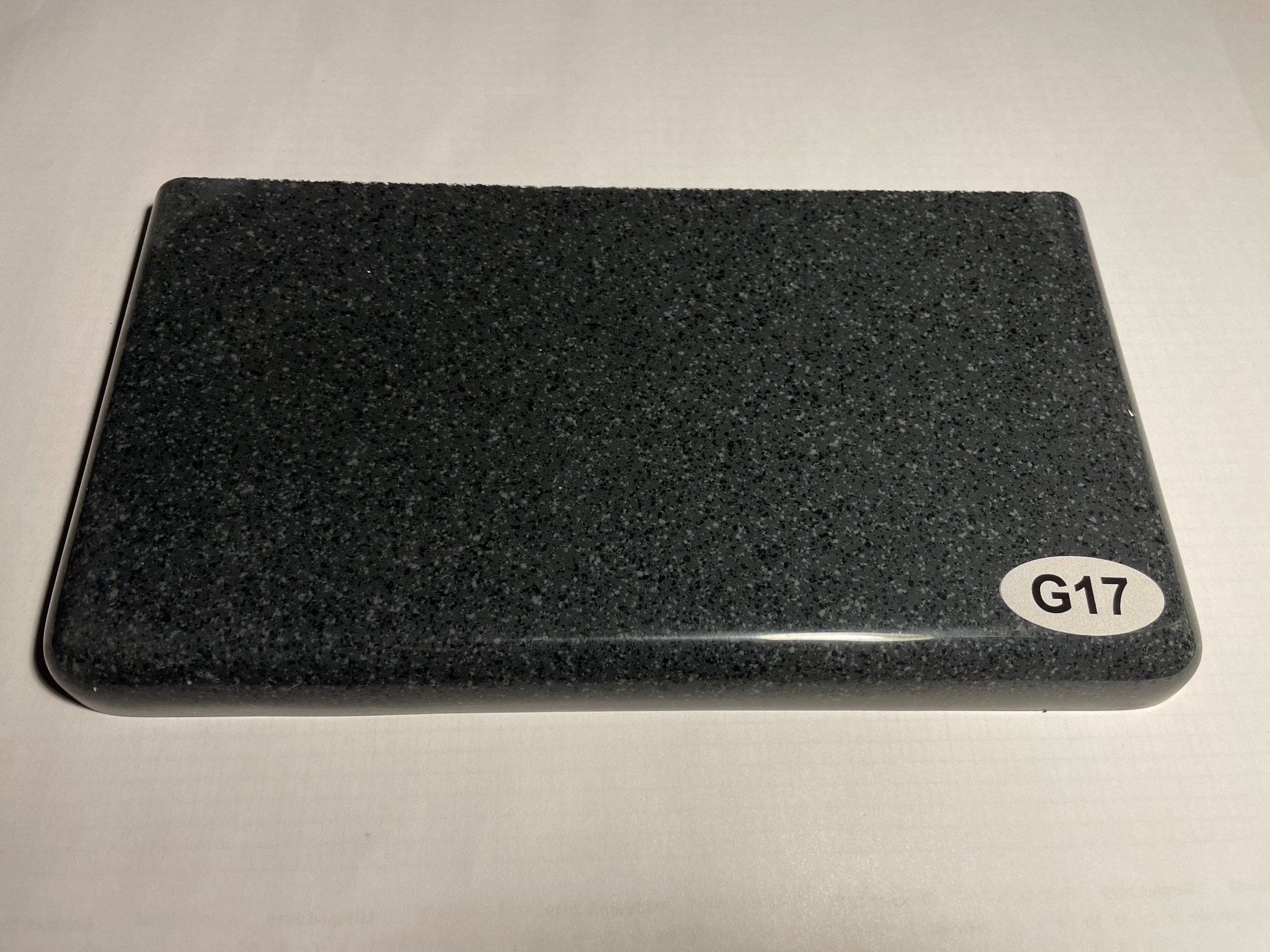 Próbka ciemnoszarego parapetu z konglomeratu z oznaczeniem G17, prezentowana przez firmę z Olsztynka.
