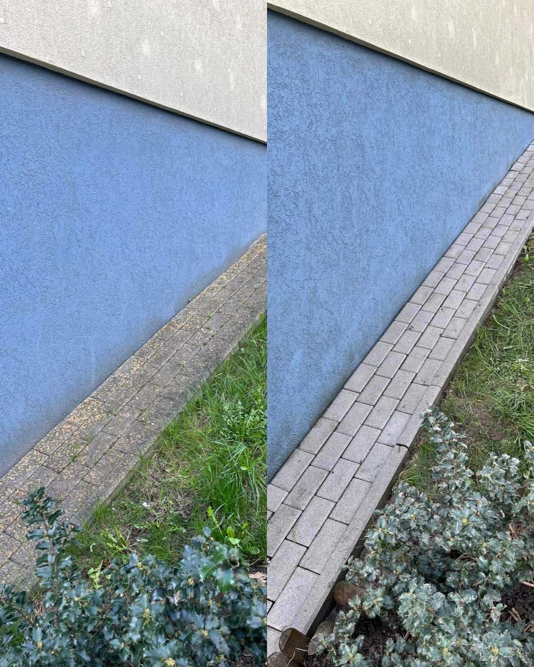 Porównanie kostki brukowej przed i po czyszczeniu, widoczne zabrudzenia po lewej stronie i czysta kostka po prawej, niebieska ściana budynku w tle.