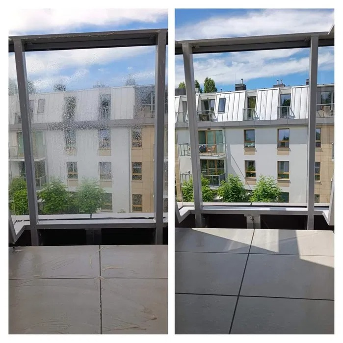 Porównanie: szyba okienna na balkonie przed i po czyszczeniu, widoczne krople wody i smugi po lewej stronie, a po prawej czysta, przezroczysta powierzchnia z widokiem na budynek mieszkalny i drzewa.