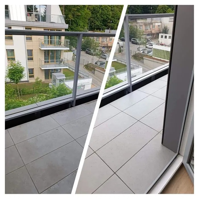 Porównanie płytek balkonowych przed i po czyszczeniu; widoczne zabrudzenia po lewej stronie i czysta powierzchnia po prawej, z widokiem na osiedle mieszkaniowe w tle.