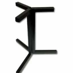 Czarna, metalowa podstawa stołu z trzema ramionami, spawana, widoczna na białym tle.