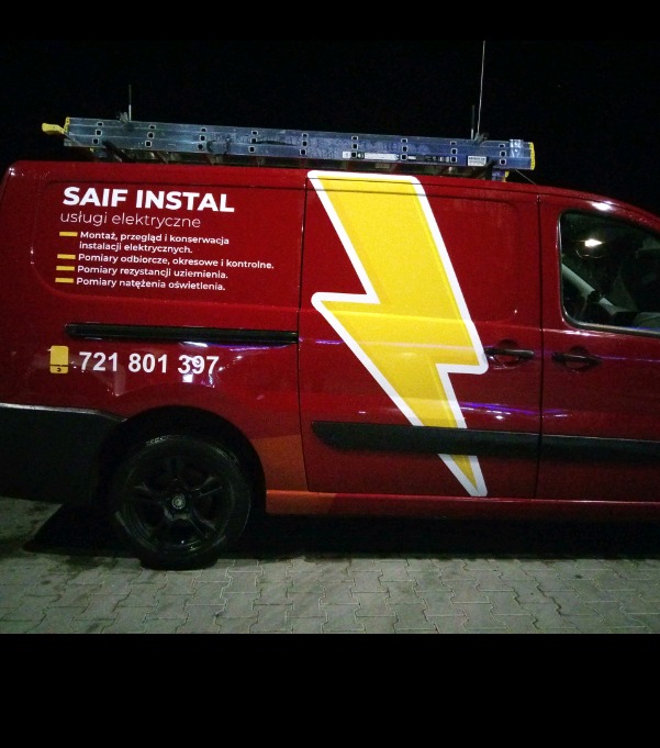 Czerwony samochód dostawczy z żółtym symbolem błyskawicy i napisem 'SAIF INSTAL usługi elektryczne' wraz z numerem telefonu i listą usług, drabina na dachu.