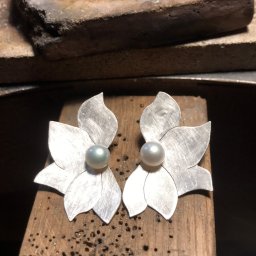 Ręcznie wykonane kolczyki z satynowanego srebra 925 z perłami.