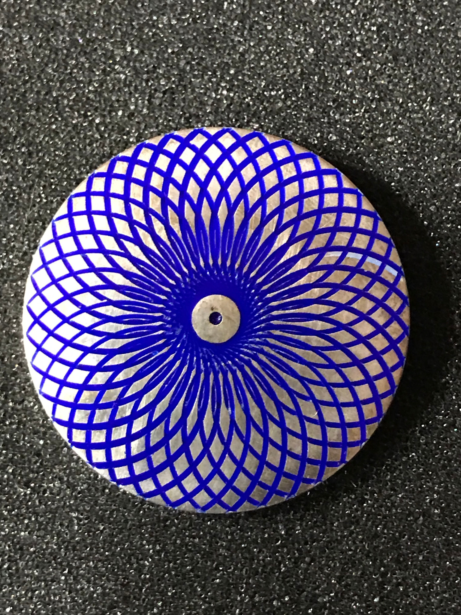 Produkcja tarczy do zegarka. Technika guilloche połączona z emalią jubilerską.