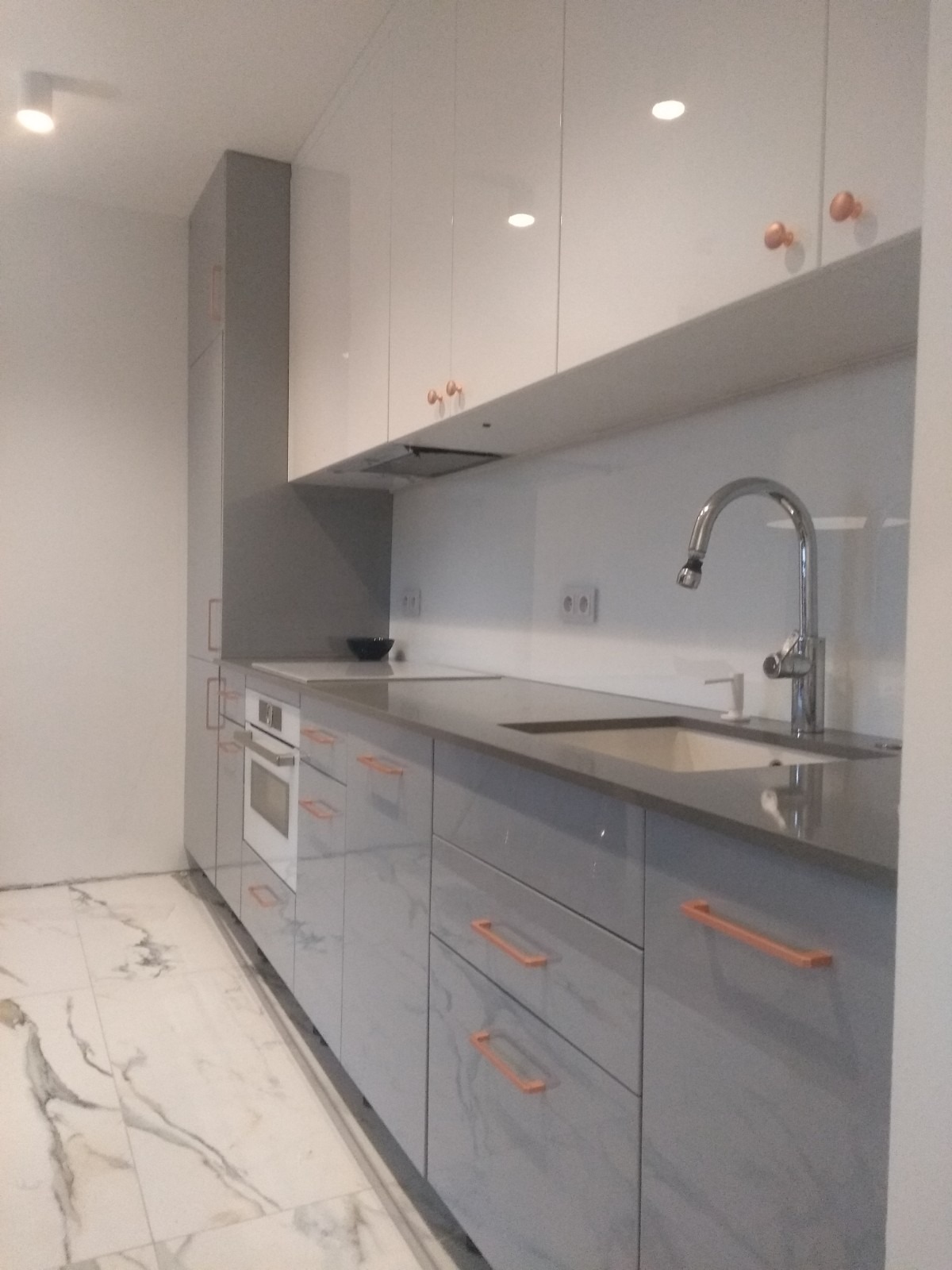 Nowoczesna kuchnia lakierowana z blatem z konglomeratu