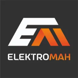 Logo firmy ElektroMah na ciemnoszarym tle, z białym symbolem przypominającym literę 'E' połączonym z pomarańczowym symbolem w kształcie dachu oraz nazwą firmy zapisaną biało-pomarańczową czcionką.