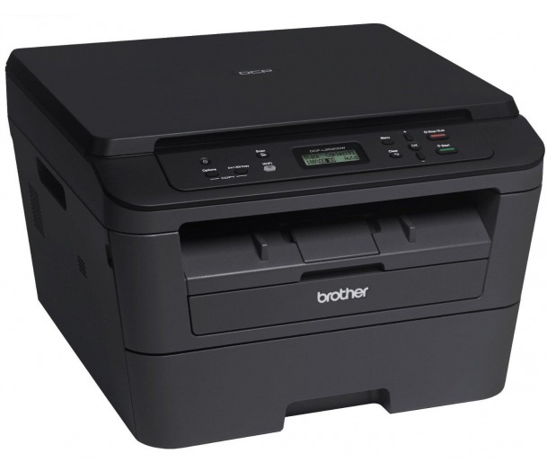 Czarna, kompaktowa kserokopiarka Brother z wyświetlaczem LCD i panelem sterowania, widok z przodu, na białym tle.