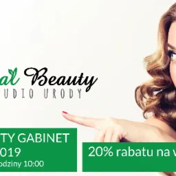 Promocja salonu urody Natural Beauty z datą otwarcia 21.08.2019 i rabatem 20% do 15 września, prezentowana przez modelkę z czerwonymi ustami wskazującą na tekst.