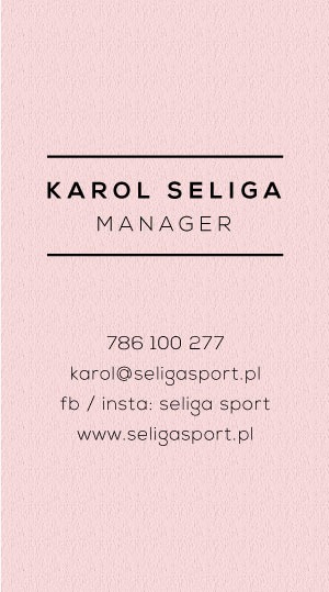 Minimalistyczna wizytówka na teksturowanym, pudrowo-różowym tle, z czarnym tekstem: imię i nazwisko, stanowisko 'Manager', numer telefonu, adres e-mail oraz odnośniki do mediów społecznościowych...
