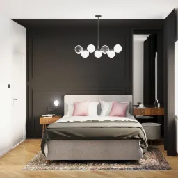 Nowoczesna sypialnia z łóżkiem kontynentalnym, ciemną ścianą z dekoracyjnymi listwami, kulistą lampą sufitową i drewnianą toaletką przy oknie.