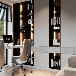 Klein Interiors Julia Klein - Nowoczesne biuro domowe z białym biurkiem, krzesłami obrotowymi i regałami z książkami podświetlonymi ledami, widok przez okno z żaluzjami.