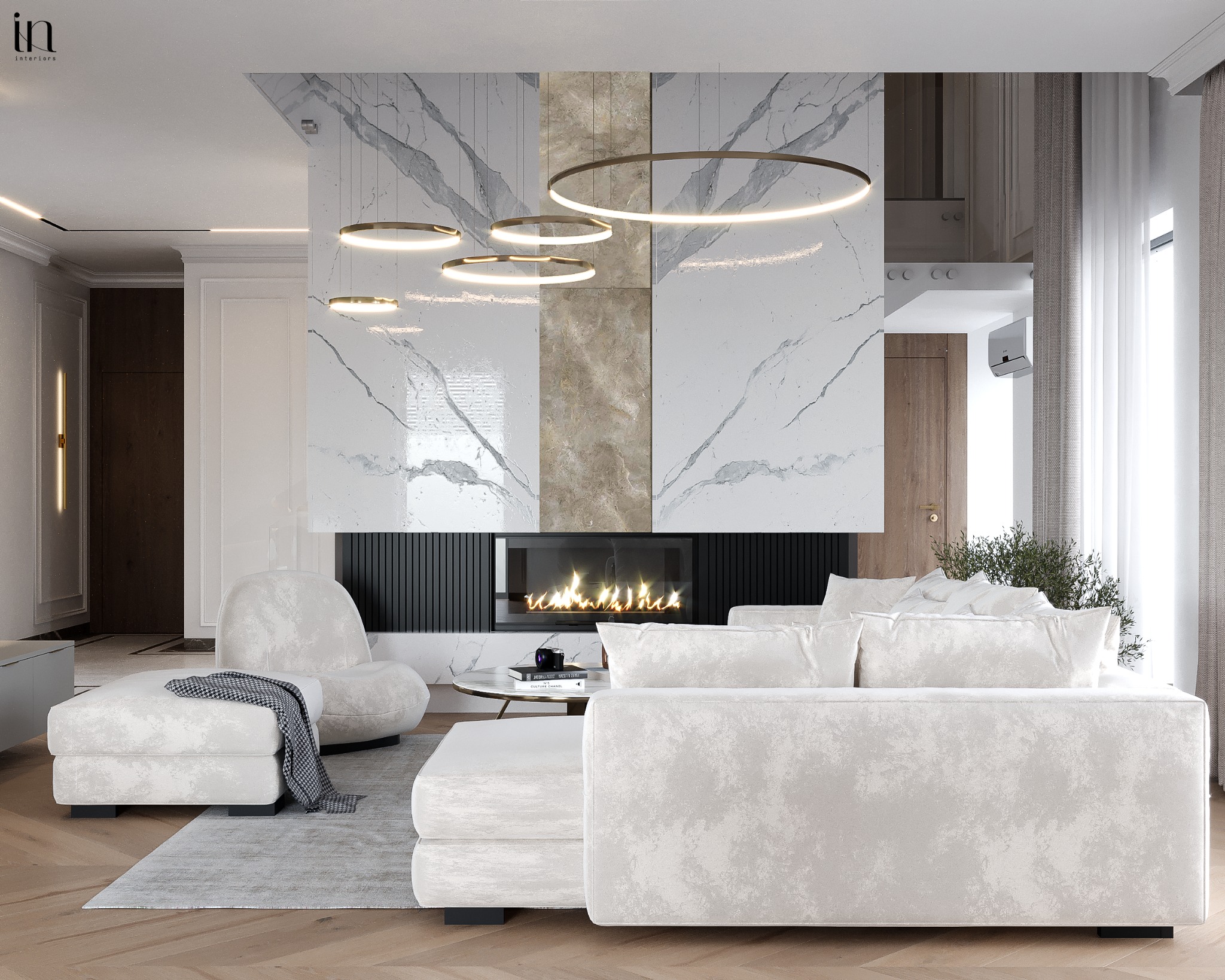 Elegancki salon w jasnych barwach z marmurowym kominkiem, okrągłymi lampami sufitowymi i pluszowymi meblami.