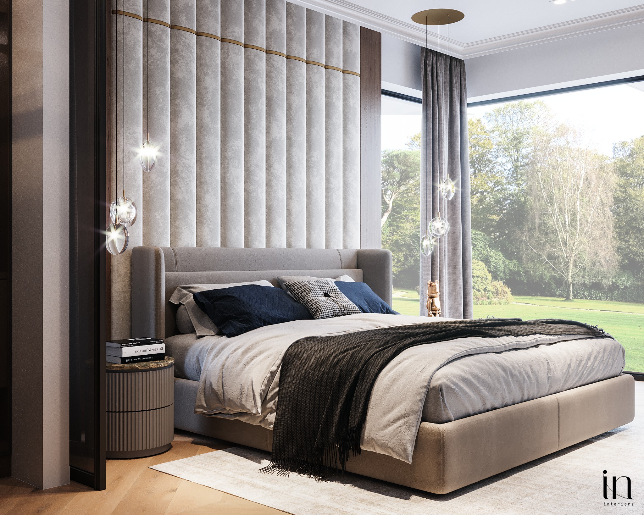 Elegancka sypialnia z łóżkiem kontynentalnym, panelem tapicerowanym za wezgłowiem i widokiem na ogród przez panoramiczne okno.