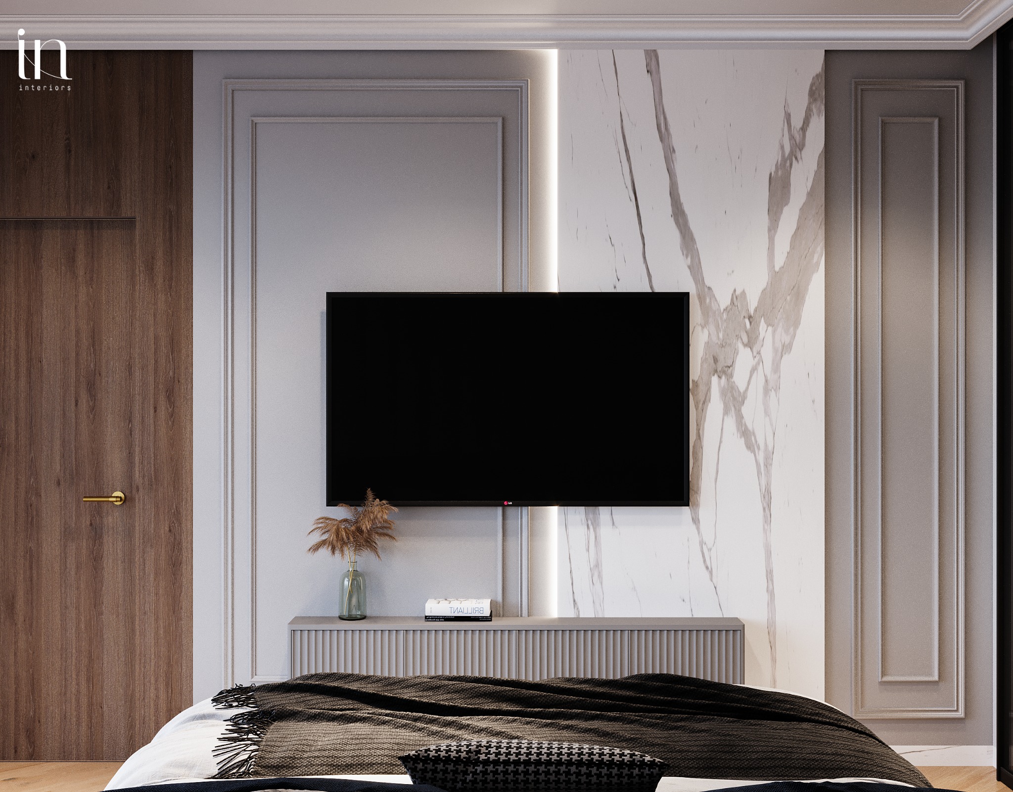Nowoczesna sypialnia z telewizorem na ścianie z marmuru, szara komoda pod telewizorem, dekoracje z suszonych traw w szklanym wazonie, drewniane drzwi po lewej stronie, pościel w odcieniach szarości...
