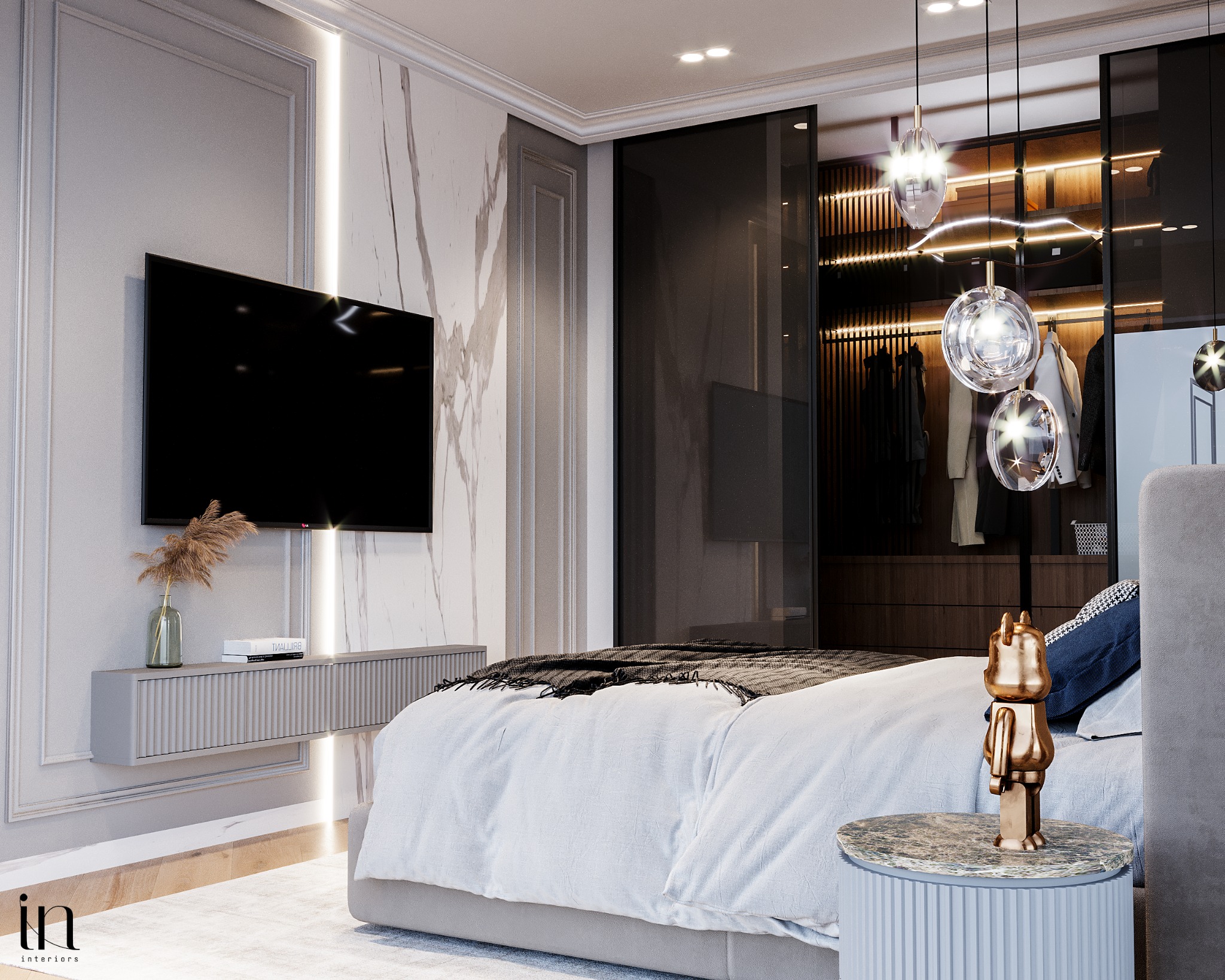 Nowoczesna sypialnia z łóżkiem, szafą w zabudowie i telewizorem na ścianie z marmurowym akcentem, oświetlona wiszącymi lampami i listwami LED.