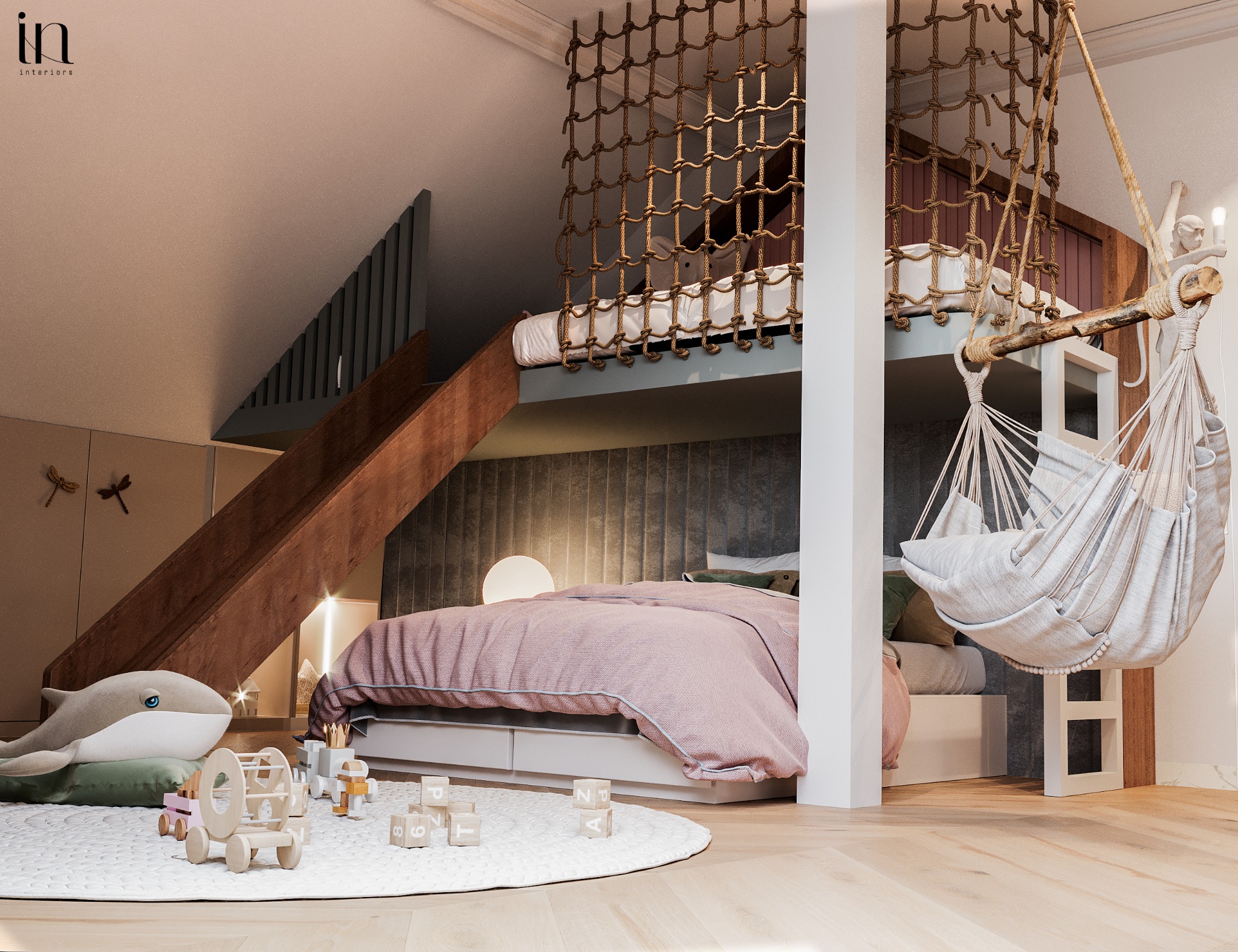 Pokój dziecięcy z łóżkiem na antresoli, siatką zabezpieczającą i huśtawką hamakową, zabawki na okrągłym dywanie, drewniane schody, stonowana kolorystyka.