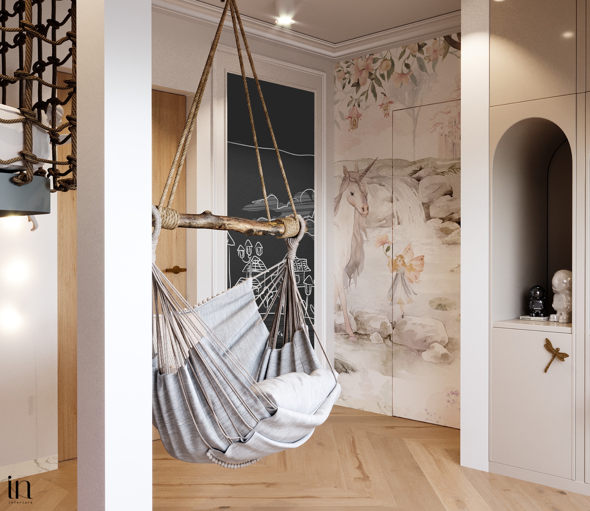 Pokój dziecięcy z wiszącym hamakiem z szarej tkaniny, drewnianą podłogą w jodełkę, tapetą z motywem jednorożca i czarną tablicą do rysowania.