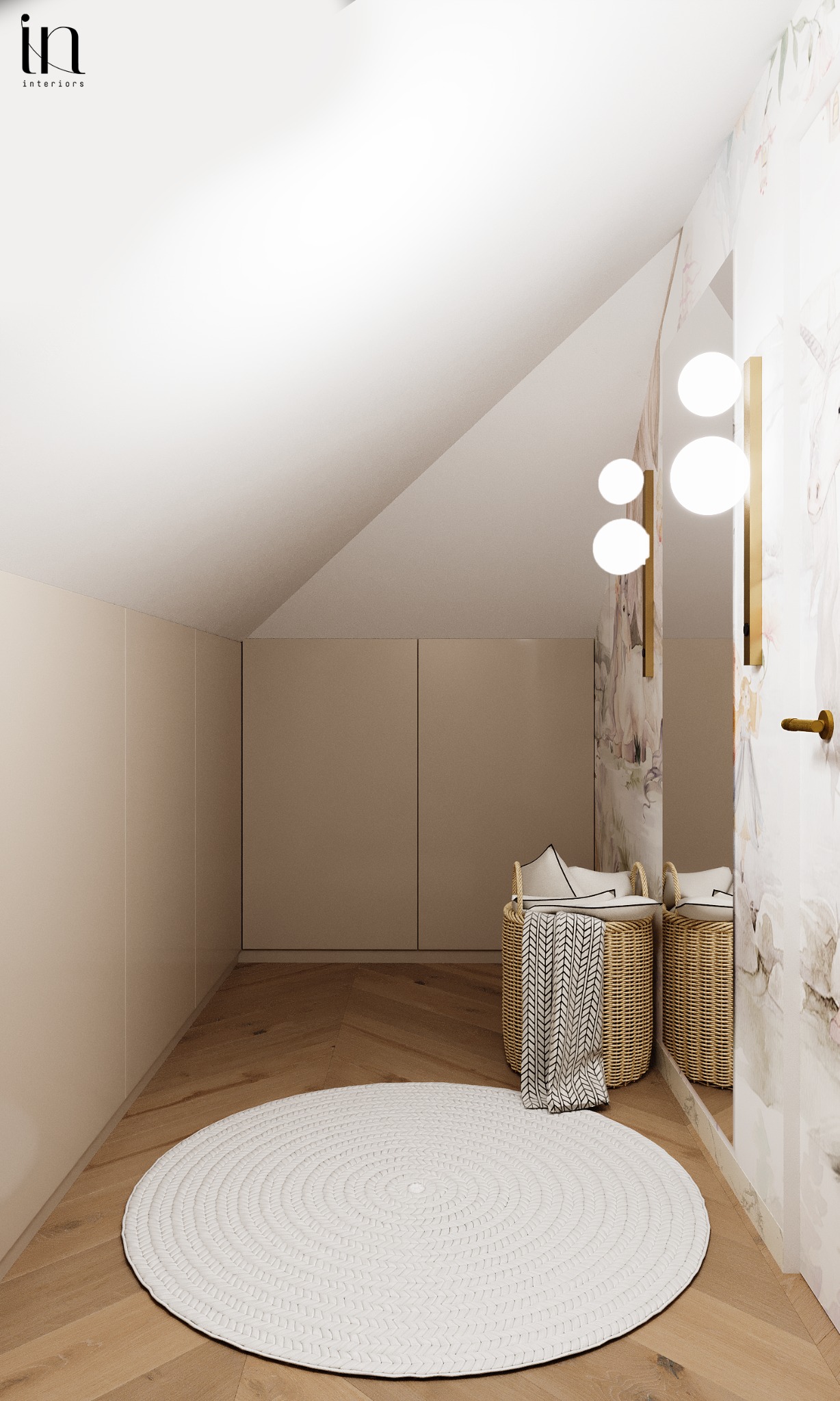 Pokój na poddaszu z beżowymi szafami w zabudowie, okrągłym białym dywanem, wiklinowymi koszami z poduszkami i pledem, oraz lustrem z dekoracyjną lampą kulową.