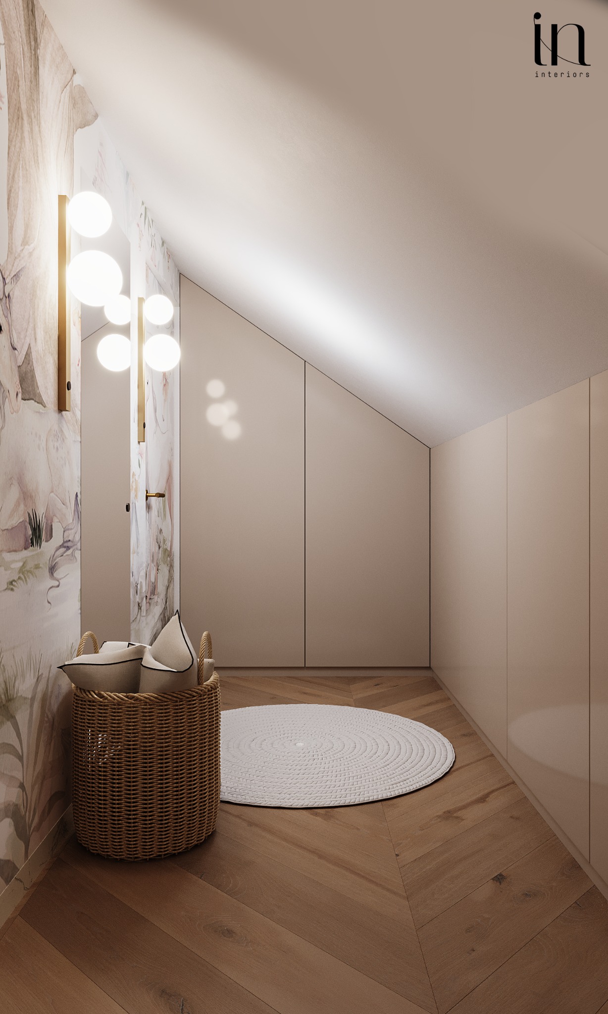 Pokój na poddaszu z drewnianą podłogą ułożoną w jodełkę, beżowe szafy w zabudowie, okrągły biały dywanik, kosz wiklinowy z poduszkami, ściany z motywem zwierząt i nowoczesne oświetlenie.