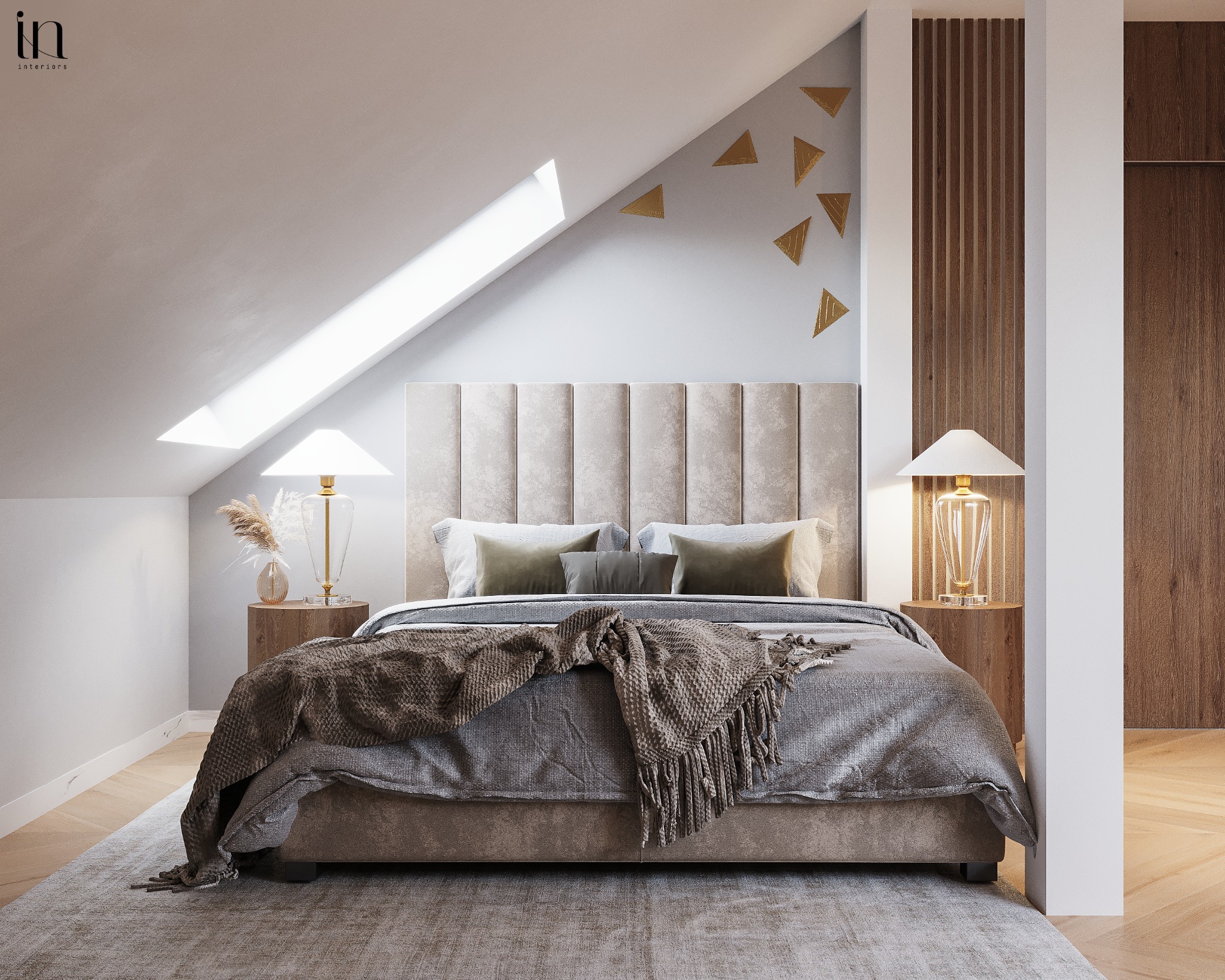 Sypialnia na poddaszu z beżowym tapicerowanym zagłówkiem, drewnianymi panelami ściennymi, lampkami nocnymi z przezroczystymi podstawami i złotymi akcentami w postaci dekoracji ściennych w kształcie...