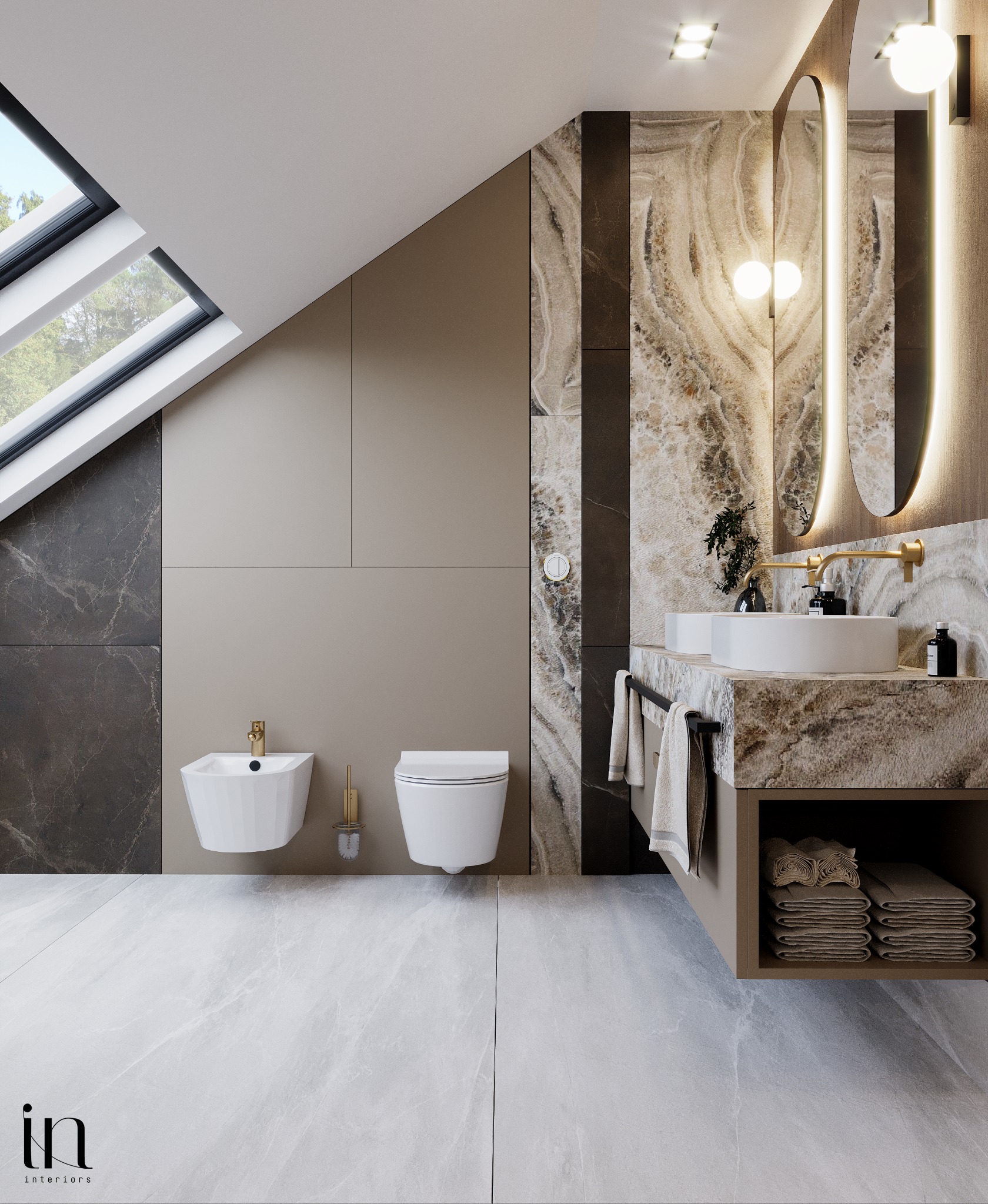 Nowoczesna łazienka na poddaszu z oknem dachowym, marmurową ścianą, podwójną umywalką nablatową, złotą armaturą i białymi sanitariatami.