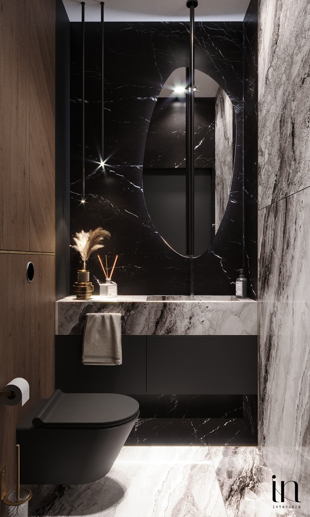 Elegancka łazienka w ciemnych marmurach z owalnym lustrem podświetlonym od tyłu, czarna wisząca toaleta, drewniana szafka i dekoracje w złotych akcentach.