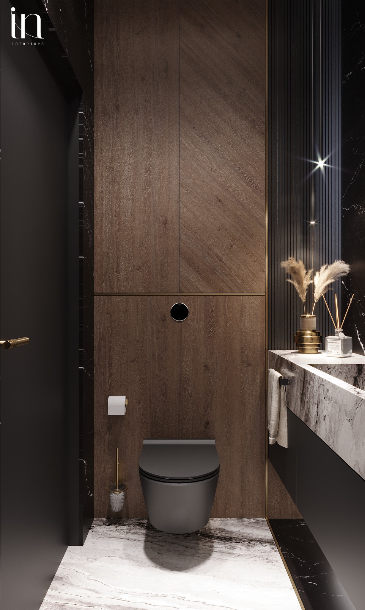 Nowoczesna łazienka z drewnianą okładziną ściany w jodełkę, wiszącą toaletą w kolorze grafitowym, marmurową umywalką i złotymi akcentami.