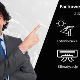 Uśmiechnięty mężczyzna w garniturze wskazuje na ikony: panel słoneczny, urządzenie grzewcze, klimatyzator i symbol prądu, obok napis 'Fachowe doradztwo'.