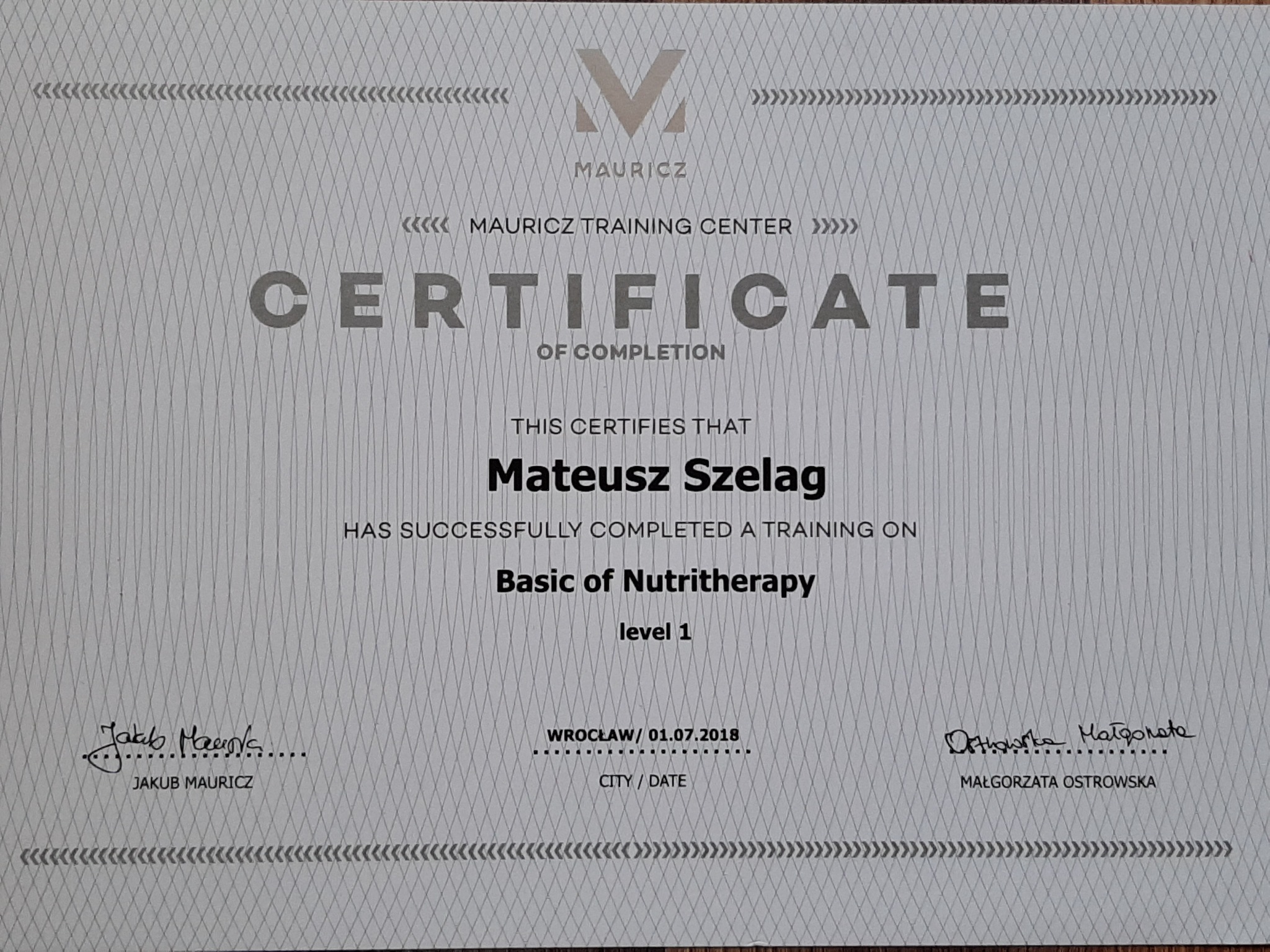 Certyfikat ukończenia szkolenia z podstaw nutriterapii, wystawiony przez Mauricz Training Center dla Mateusza Szeląga, podpisany przez Jakuba Mauricza i Małgorzatę Ostrowską, wydany we Wrocławiu 01...