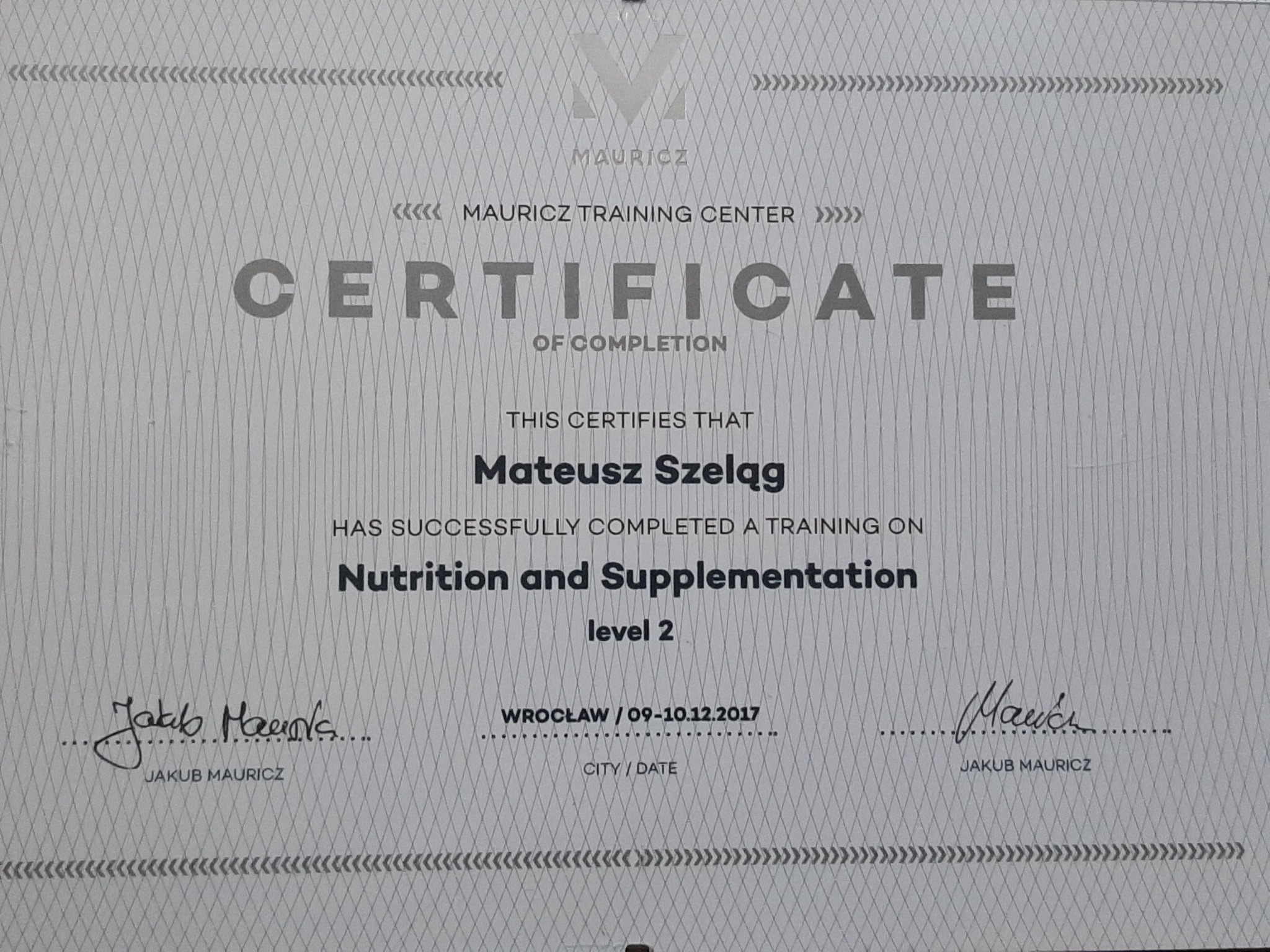 Certyfikat ukończenia szkolenia z zakresu żywienia i suplementacji, poziom 2, wydany przez Mauricz Training Center dla Mateusza Szeląga, z datą 09-10.12.2017, podpisany przez Jakuba Mauricza.