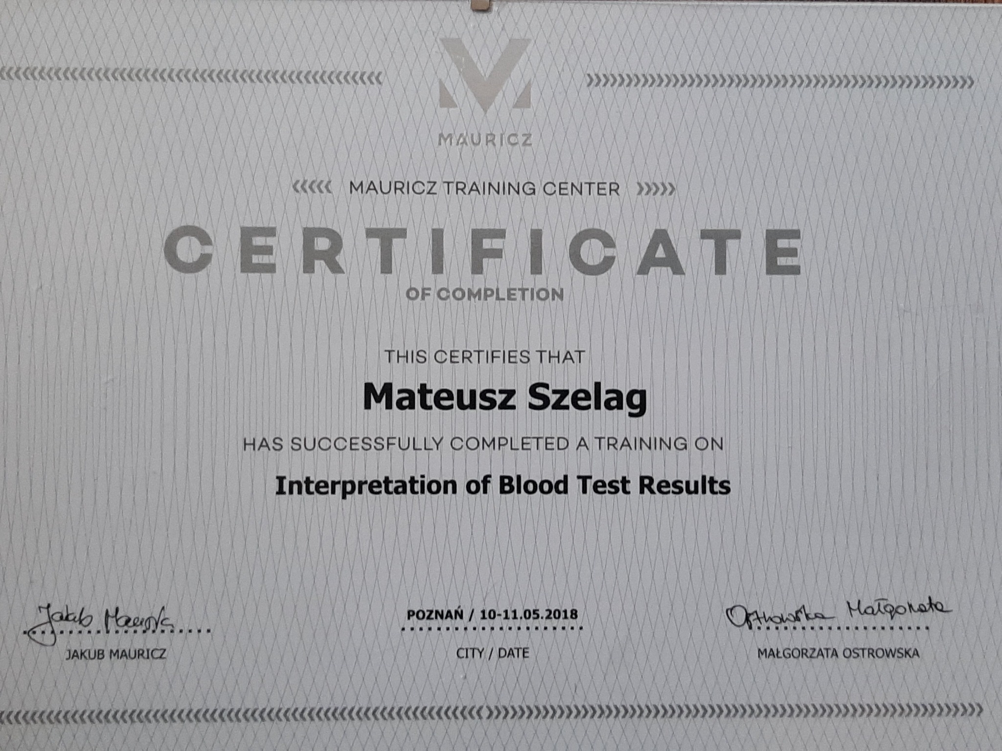 Certyfikat ukończenia szkolenia z interpretacji wyników badań krwi, wydany przez Mauricz Training Center dla Mateusza Szeląga, z datą 10-11.05.2018, podpisany przez Jakuba Mauricza i Małgorzatę...