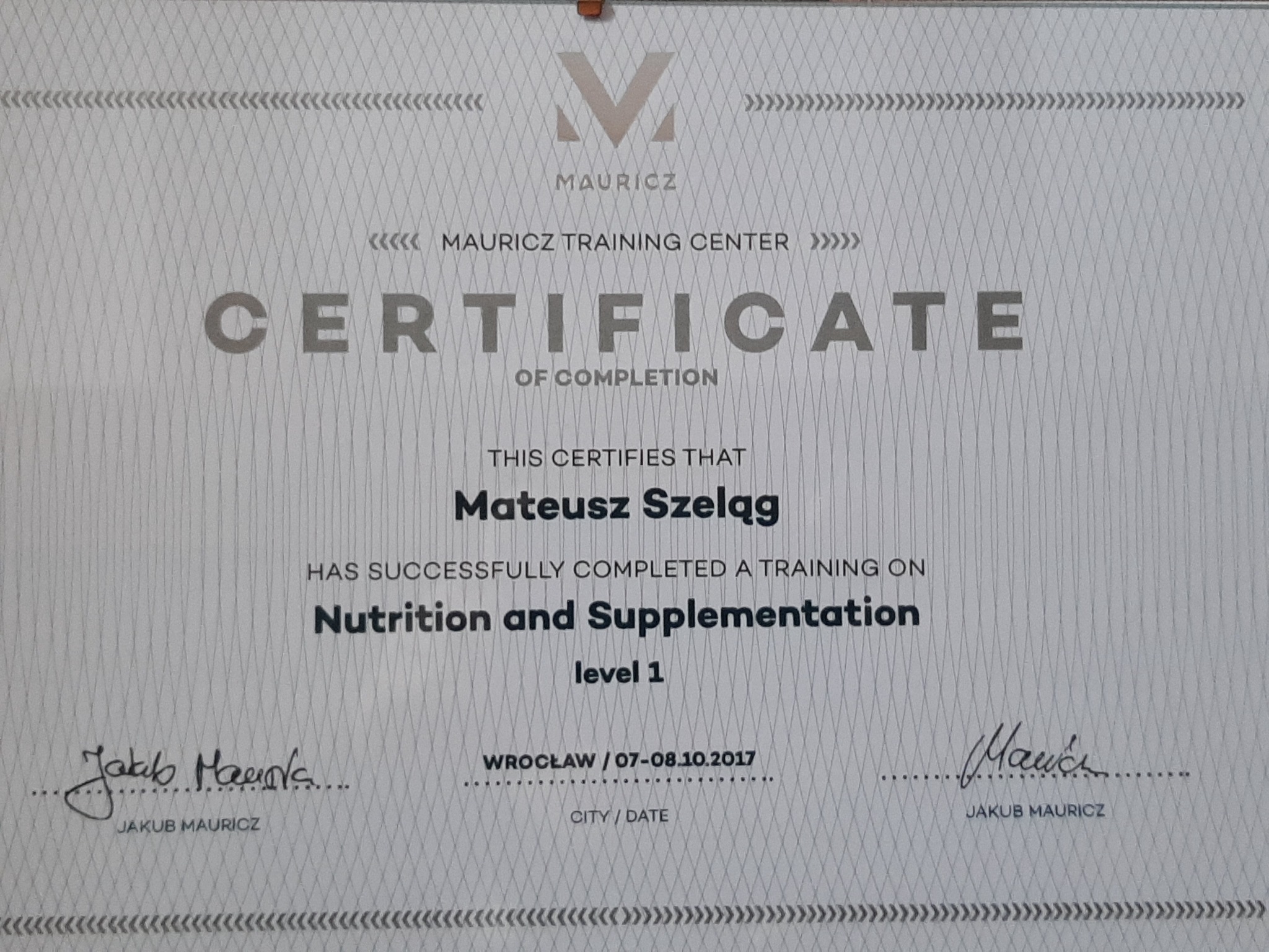 Certyfikat ukończenia szkolenia z zakresu żywienia i suplementacji, poziom 1, wydany przez Mauricz Training Center dla Mateusza Szeląga, podpisany przez Jakuba Mauricza, z datą Wrocław, 07-08.10.2017.