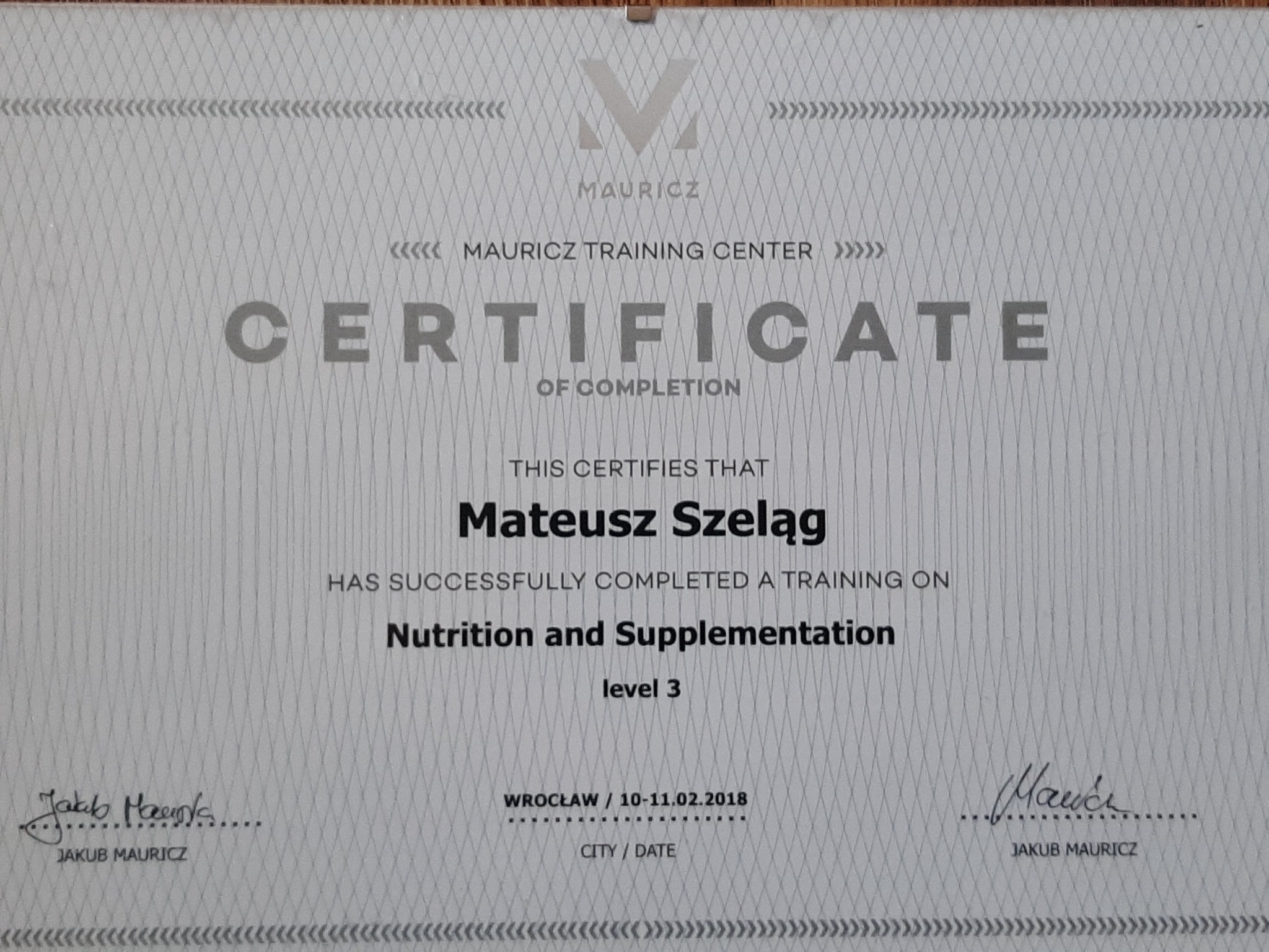 Certyfikat ukończenia szkolenia 'Nutrition and Supplementation level 3' dla Mateusza Szeląga, wydany przez Mauricz Training Center, podpisany przez Jakuba Mauricza z datą 10-11.02.2018.
