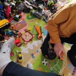 Opieka nad 3 letnim chłopcem. Oczywiście zabawa autkami🤗