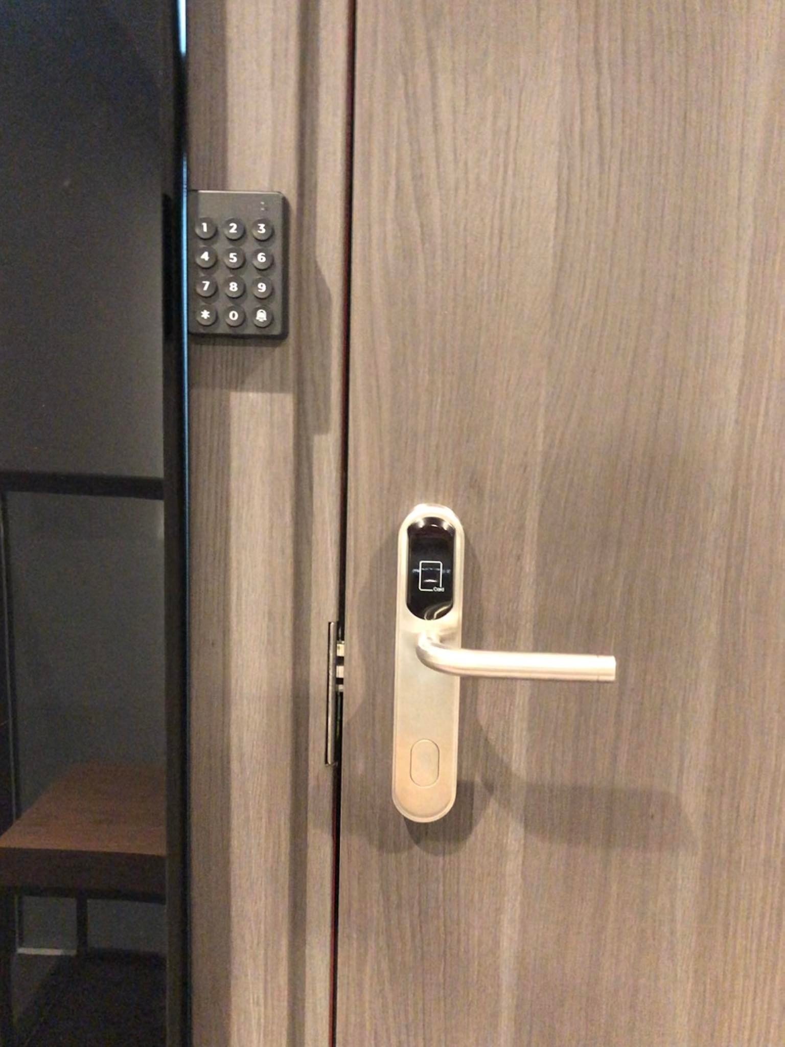 Drzwi z zamkiem elektronicznym na kod i kartę, widoczny panel numeryczny oraz czytnik kart.